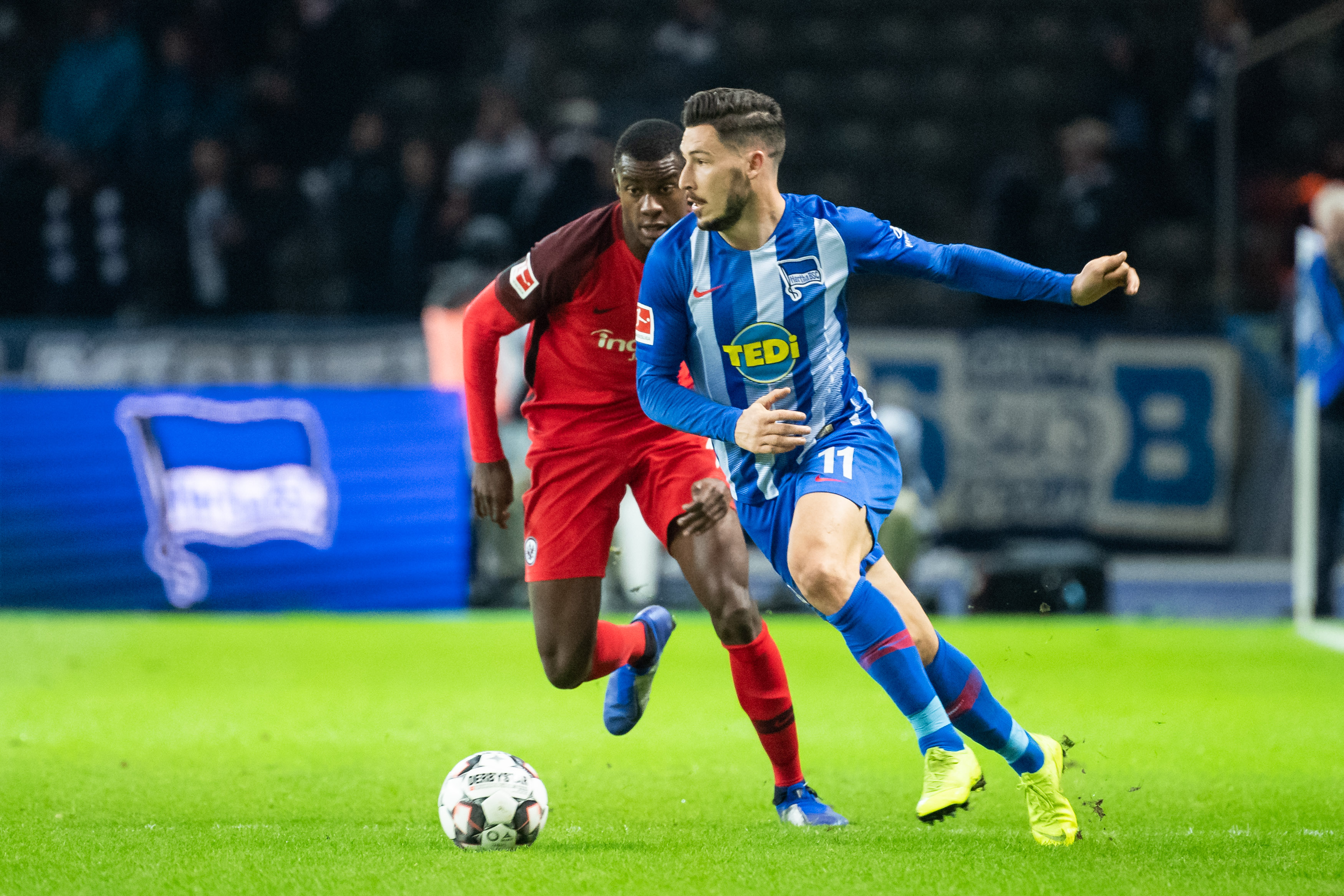 拜仁新战术体系攻守兼备（拜仁战术革新，攻防兼修）