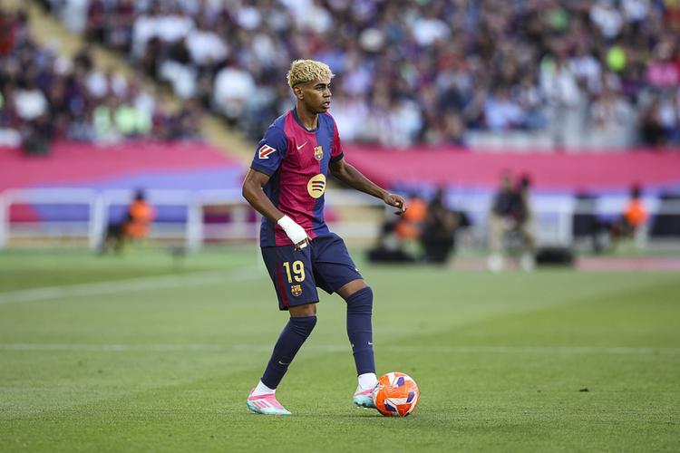 成都蓉城主帅徐正源获三年大合同，球队获亚冠资格，有望争夺双冠，球迷期待新赛季表现。（成都蓉城与主帅徐正源签三年长约，锁定亚冠席位冲击双冠，球迷热盼新赛季）