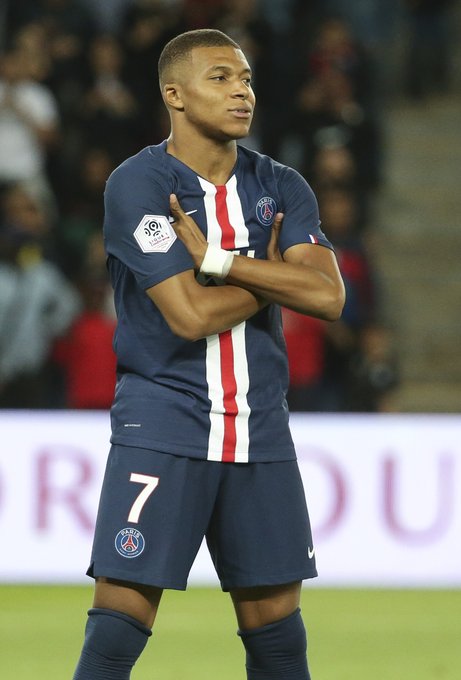 哈兰德数据：1次射门未能进球，贡献1次抢断3次解围（哈兰德表现：1射未中，完成1次抢断与3次解围）