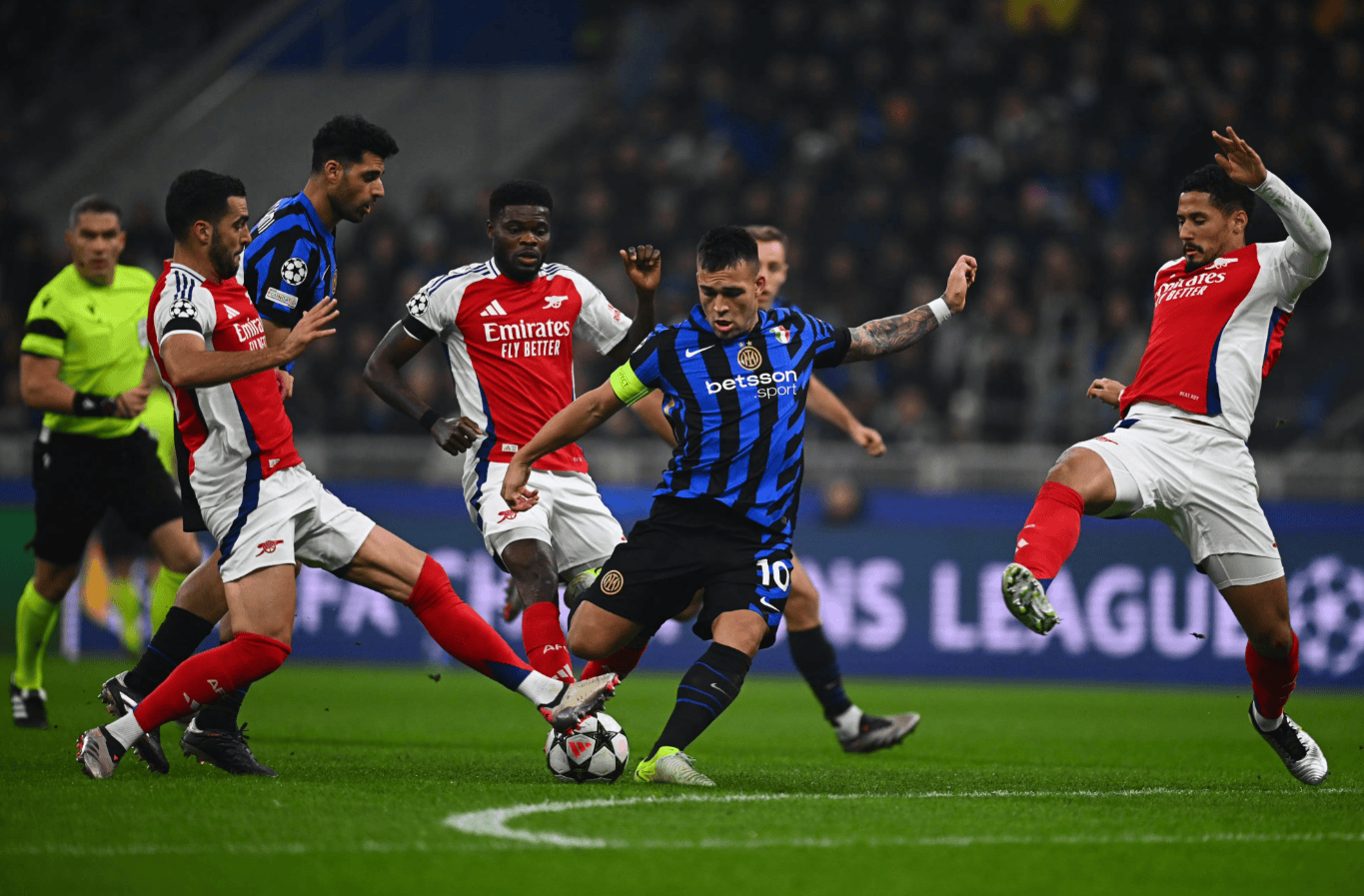 TA：阿莫林会在赛后与球迷合影，并会在其他场合展现出亲和力（TA：阿莫林赛后常与球迷合影，日常亦展露亲和力）