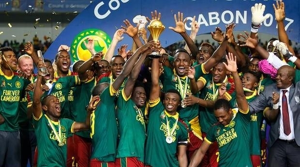 重庆两江新区十联屏打出多个宣传语，庆祝重庆铜梁龙冲超成功（重庆两江新区十联屏轮播多条祝贺语，庆贺重庆铜梁龙成功冲超）